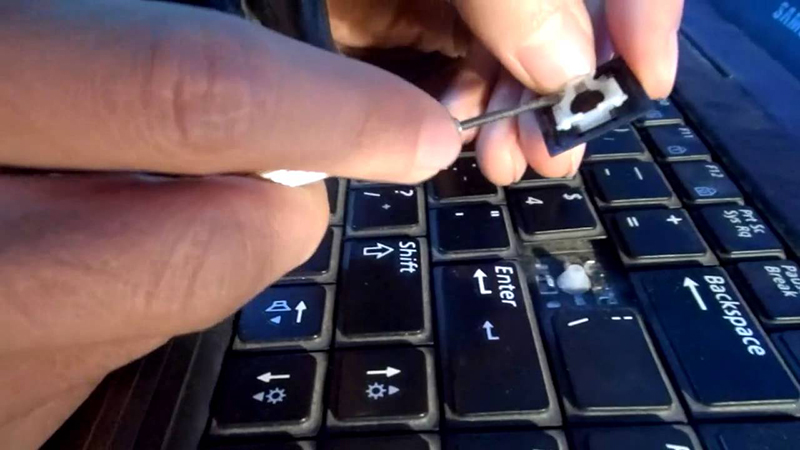 sửa bàn phím laptop bị lỗi do bị chai, đứt kết nối