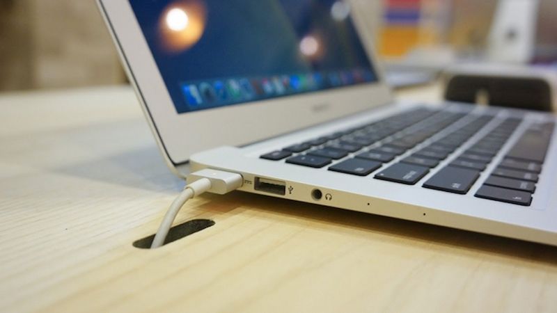Có nên vừa sử dụng vừa sạc Macbook?