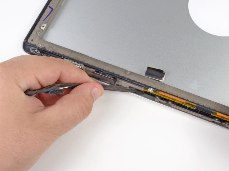 Vì sao nên thay cáp màn hình MacBook sớm?